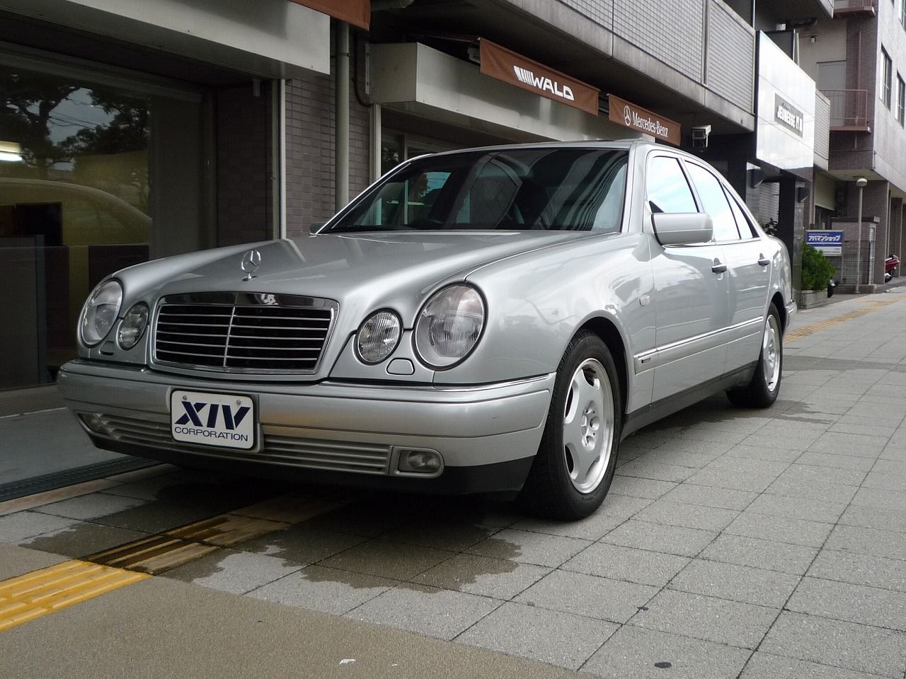関西ベンツ中古車販売店 走行6000キロ Eクラス H10 シルバー 右h 激安中古ベンツ 大阪benz販売センター 関西ベンツ中古車販売店 走行6000キロ Eクラス H10 シルバー 右h 激安中古ベンツ 大阪benz販売センター