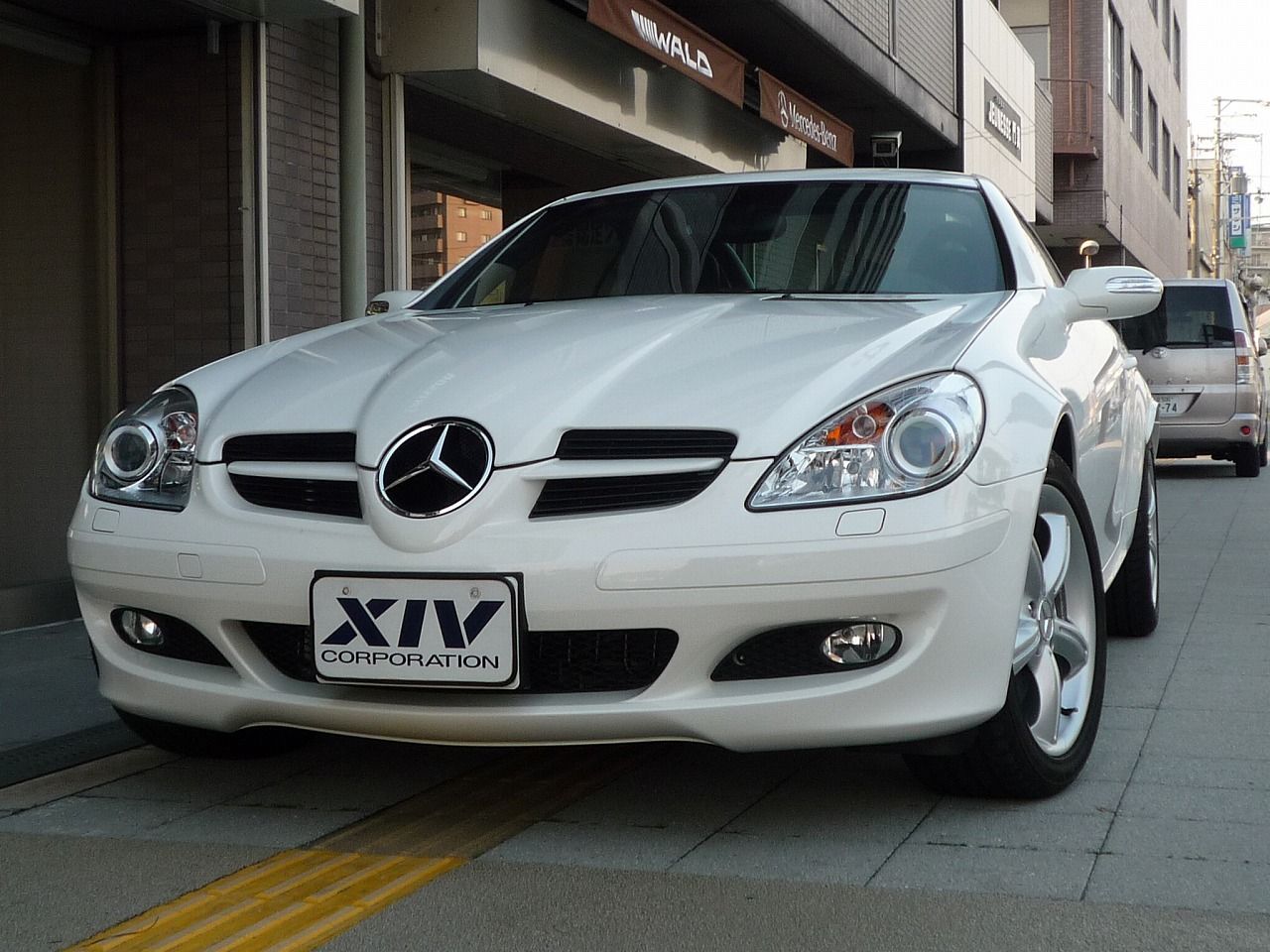 激安中古ベンツ販売 エクシブコーポレーション大阪 ベンツ Slkクラス Slk350 白 左ハンドル 走行少 ベンツ中古車販売 奈良