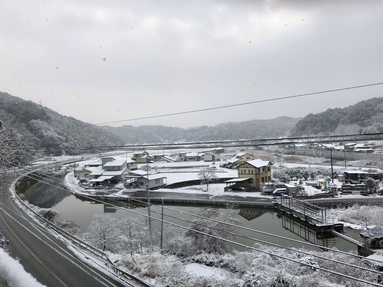 今日も雪 高速道路が鳥栖を中心に放射状に通行止めになっており予定が変更変更に 醤油と卵の探究をする鬼