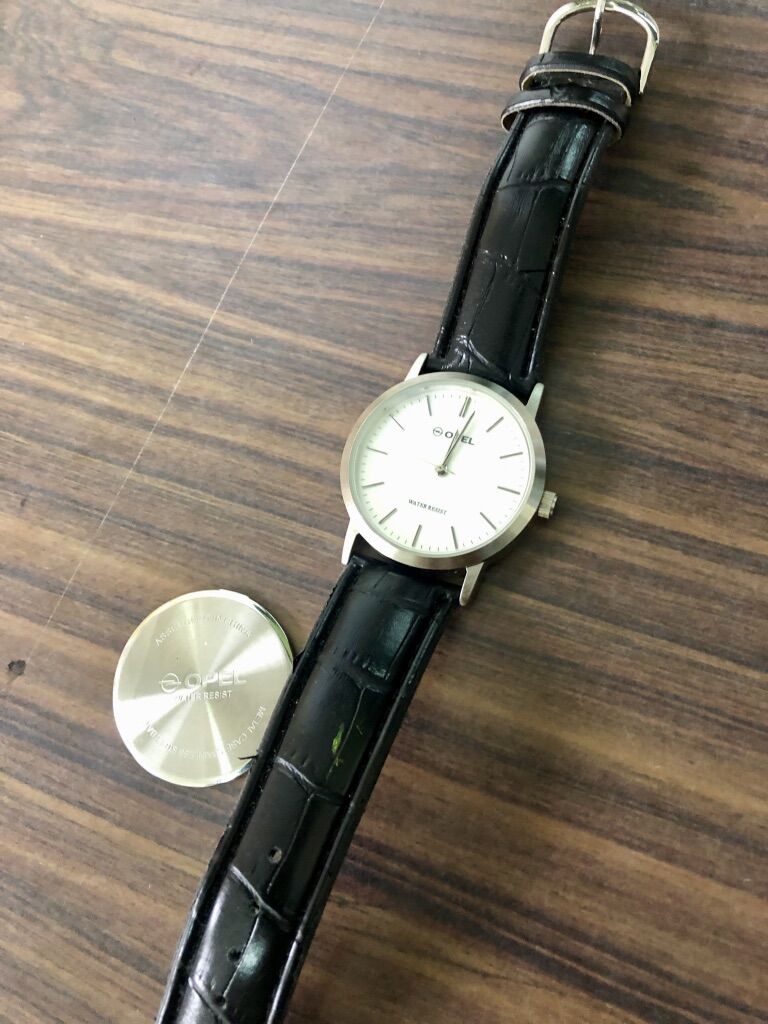 オペルの腕時計は高級感がある。しかし、電池交換をしたら驚きの結果に 