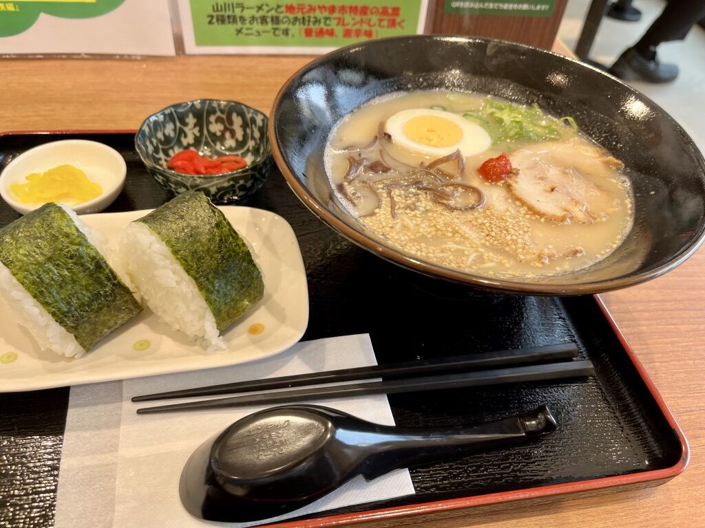 九州縦貫自動車道の山川paのラーメンはバランスがとれていて まさしく福岡と熊本の中間的な仕上がりになっている 醤油と卵の探究をする鬼 九州縦貫自動車道の山川paのラーメンはバランスがとれていて まさしく福岡と熊本の中間的な仕上がりになっている 醤油と卵の探究をする鬼