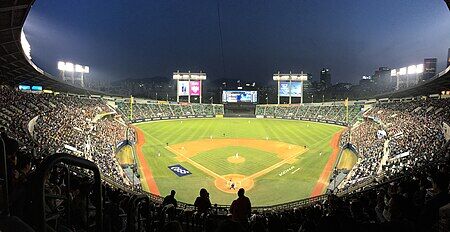 Jamsil_Baseball_Stadium_panorama_(April_28_2017)