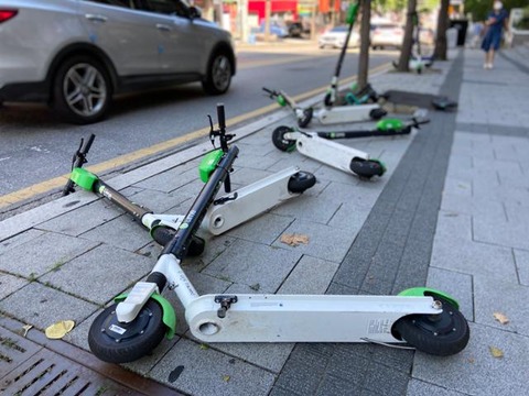 210717_홍익대학교정문_쓰러져있는 킥보드들 (1)