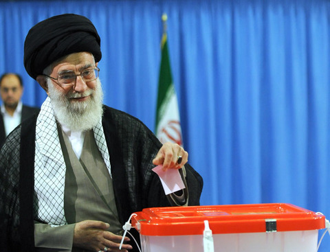 Ali_Khamenei_voting_in_2013_Presidential_Election_of_Iran