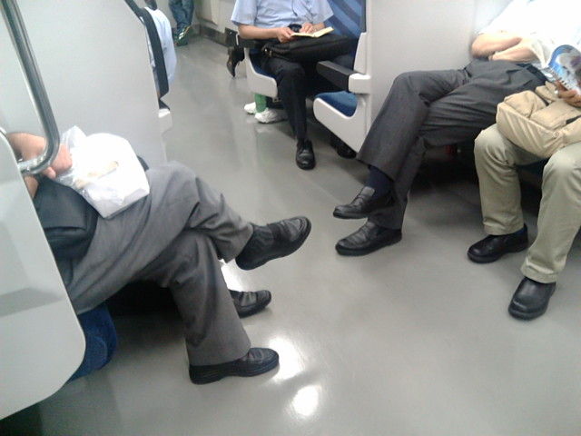 足組みをしたとき左足が上にでる心理とは 今すぐ使える心理学の基礎講座 足組みをしたとき左足が上にでる心理とは 今すぐ使える心理学の基礎講座