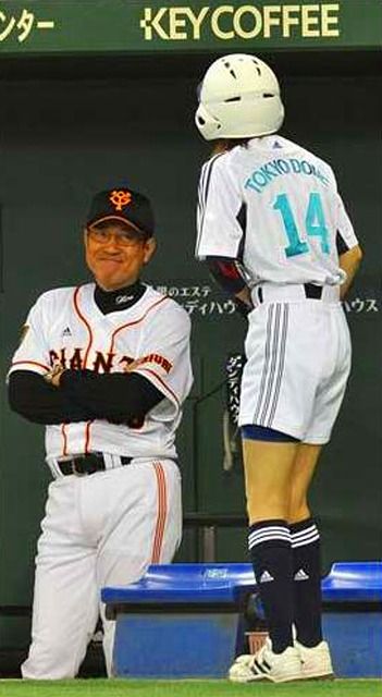 これだから憎めない 原辰監督 ボールガールににんまり笑顔 速報 プロ野球 高校野球 速報ページ