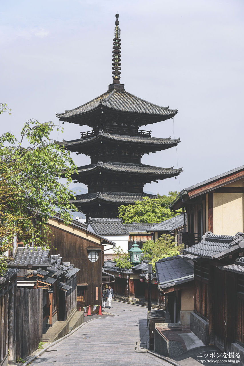 京都の新緑 法観寺 八坂の塔 五重塔と古い街並が美しい ニッポンを撮る