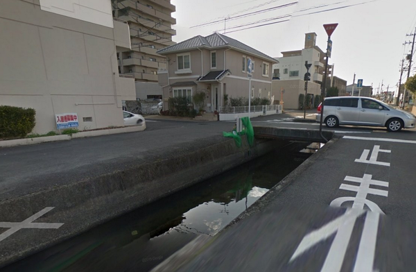 側溝に蓋がない 瀬戸内のカフェ 明治屋へようこそ