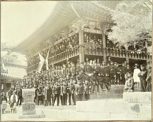 ソウルの乃木将軍 and his staff at Seoul