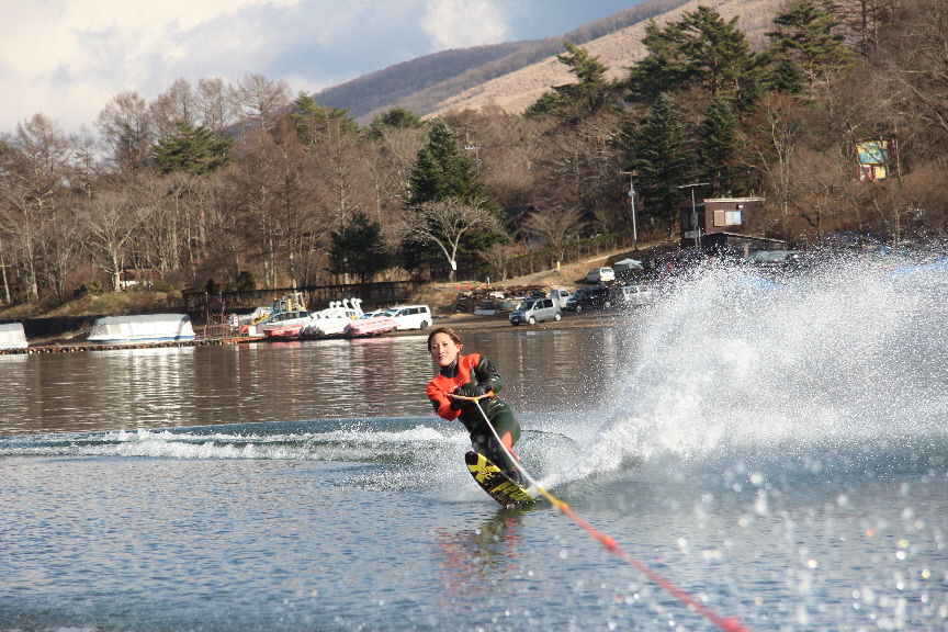 AIちゃんの初水上スキーです。やっぱり水の上は体幹が強いね。多少の