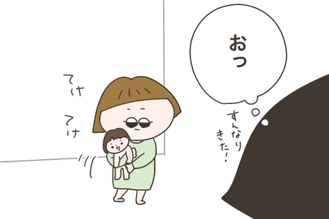 ママに近づく子供