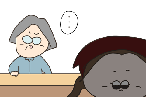 店員を見つめるおじさん