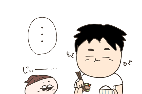 大人のご飯を見つめる赤ちゃん