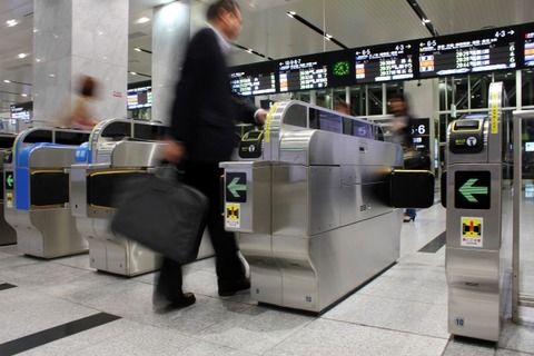 【悲報】駅｢まもなく電車が参ります｣ 朝ワイ｢(頼む…Suicaの残高残っててくれ…！！)｣ピッ→結果ｗｗｗｗｗ