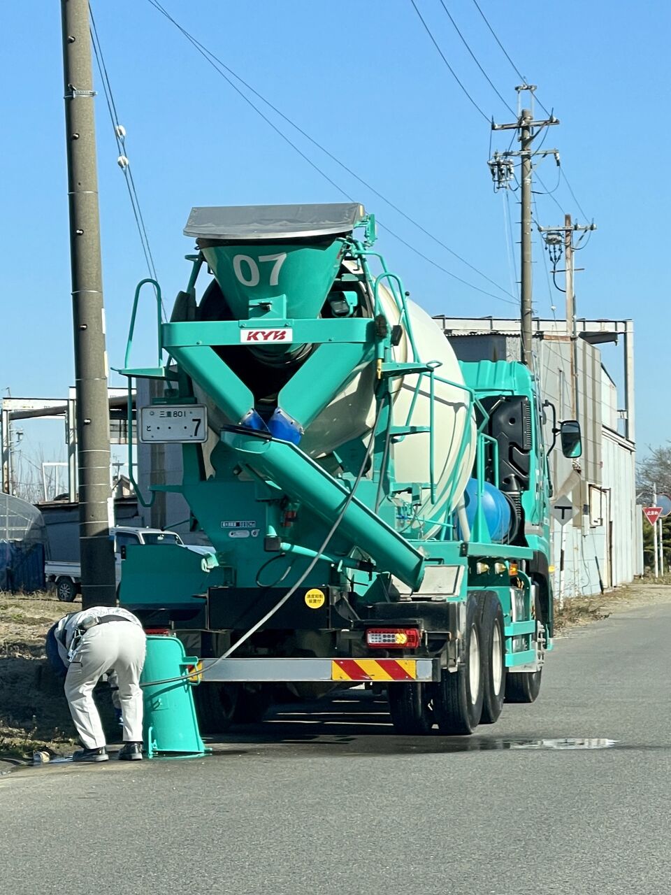【追跡せよ】勢濃工業株式会社 勢濃生コン株式会社 生コン清掃で公道汚し 騒音 会社ぐるみ : おい、そんなところへデカいトラック駐めて、子ども ...
