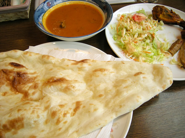 インド料理店 ナンんさの大きなナン