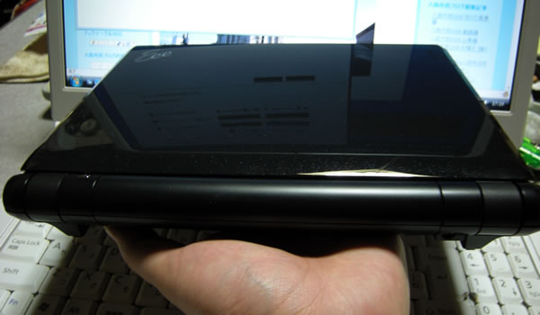 ASUS Eee PC 900HAの大きさ