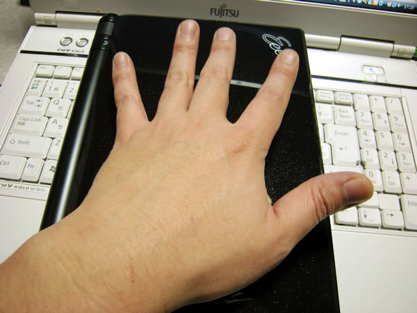 Eee PC 900HAと手のひら