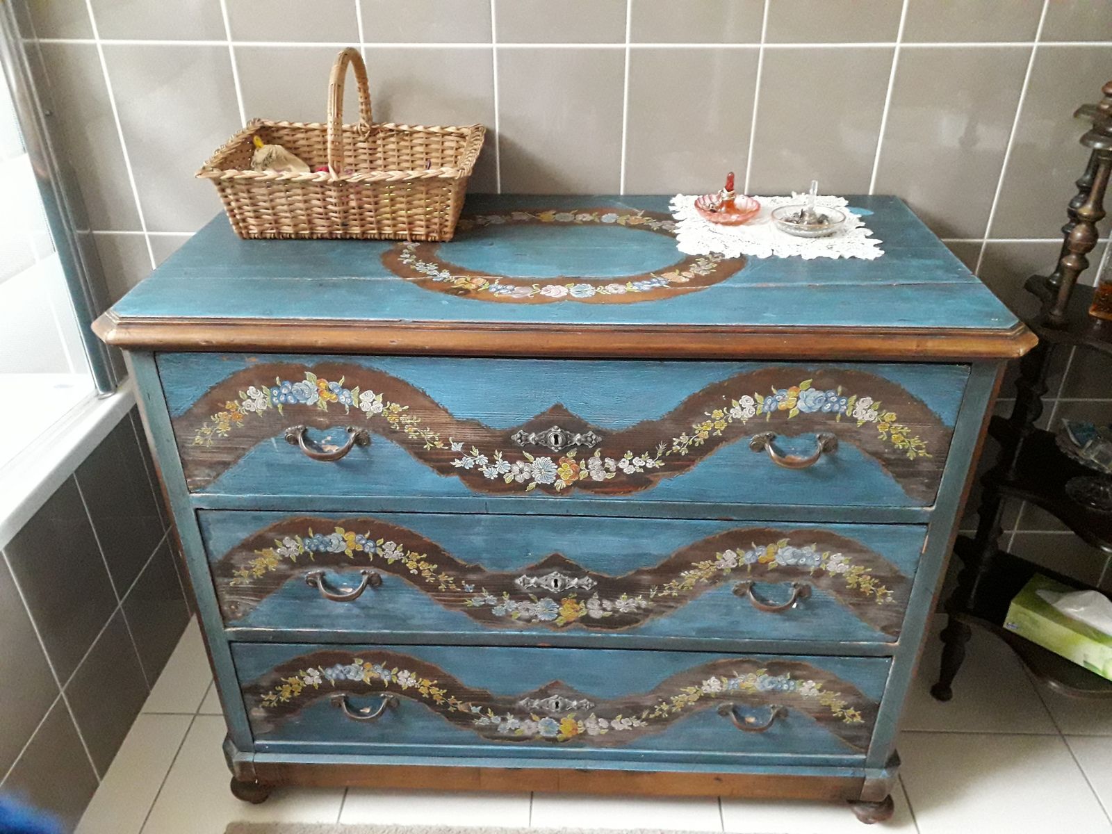 日本とフランスの古い家具の違い シャルバーグ八千代の フランスの田舎から