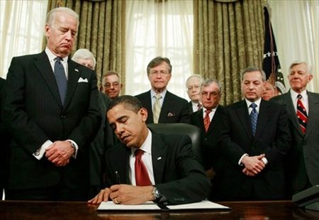 obama_signs_executive_order_2009_january_2_R