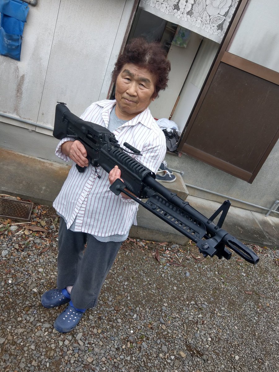 最終兵器熟女 M60機関銃を担ぐ婆ちゃんがtwitterで話題に ババアミネーター おもしろいヤフオク集めてみました