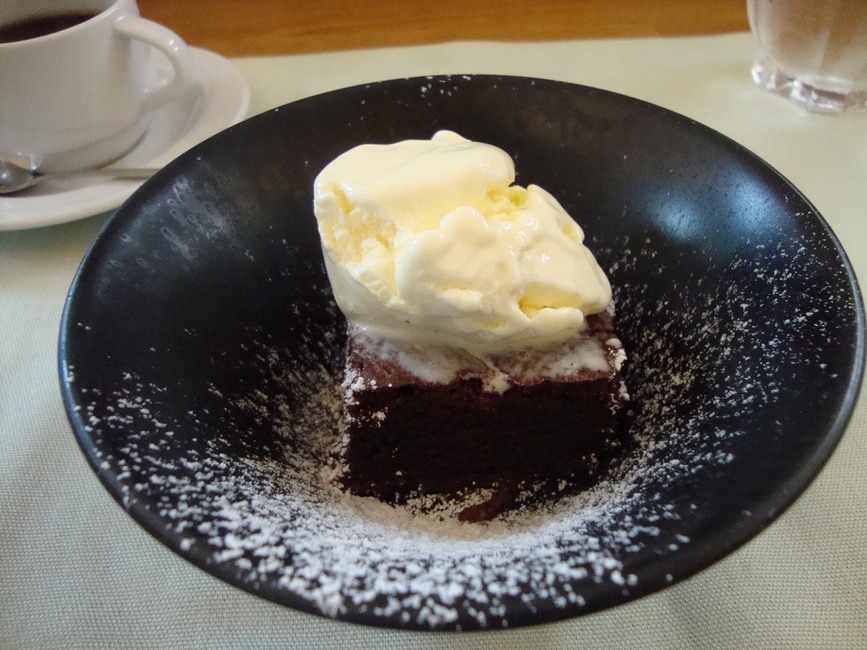 チョコレートケーキとアイスクリーム コピー