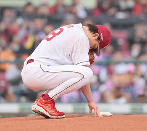 【楽天】前田健太、4回0/3、被安打5、与四球5、奪三振4、失点2