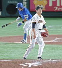 ジャイアンツ菅野智之（35）NPB通算12年）135勝74敗　1857回　1585三振　防御率2.43　WHIP1.03