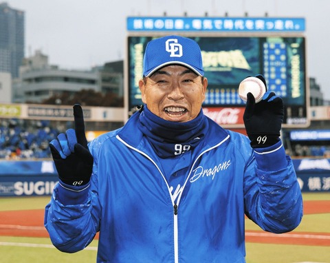 中日（マウンドの周りを選手全員が囲む）