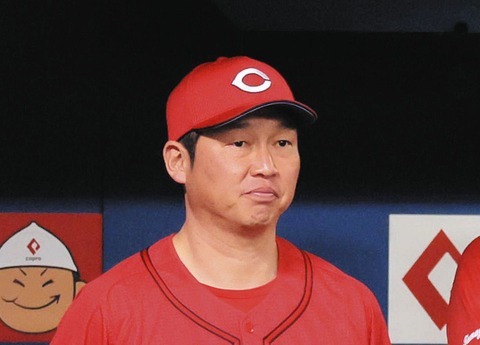 頑固な広島新井監督、未だにスマホを使わずガラケー