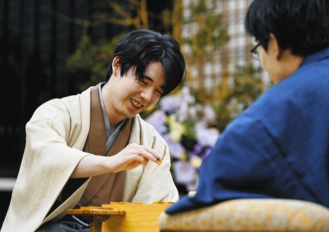 【すげぇな】藤井聡太竜王、5連覇達成で永世称号獲得！最年少＆史上3人目、記録づくめの快挙ｗｗｗｗｗｗ