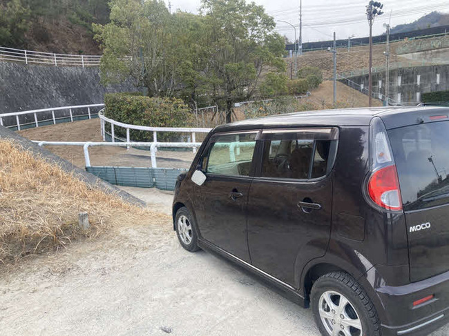 女性が運転する軽自動車がトレセン内を暴走「何を考えているのか分からない」