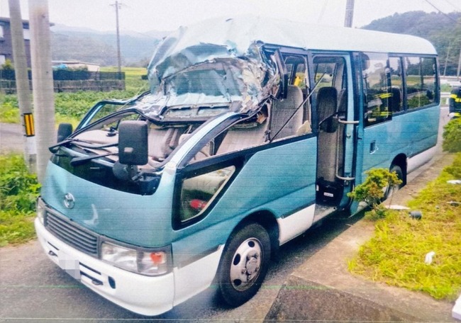 白山高の野球部員乗るバス、高さ制限バーに衝突　8人搬送