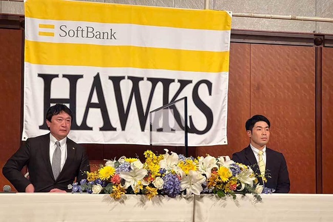 近藤健介、鷹入団会見でハプニングが発生　背後に設置した球団旗がまさかの落下
