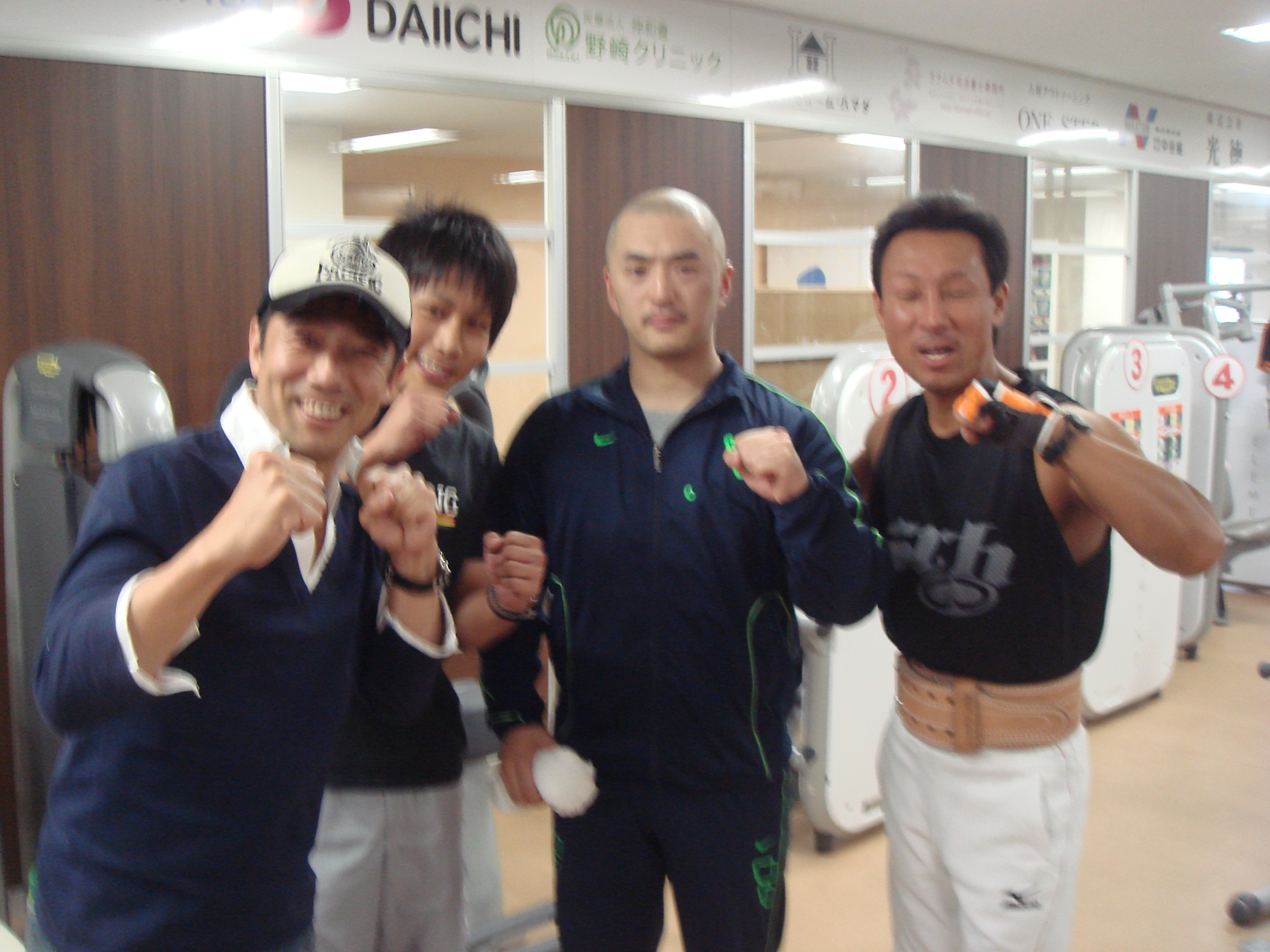 森脇健児さんと会員の皆さん 元世界チャンピオン薬師寺保栄の薬師寺ボクシングジム フィットネス