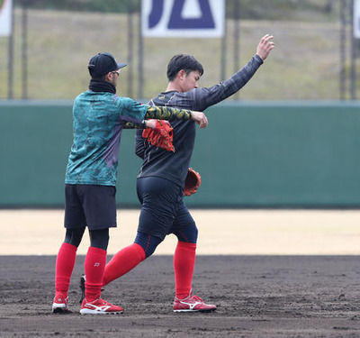 【カープ】サード再挑戦の堂林が菊池涼介から直接送球指導