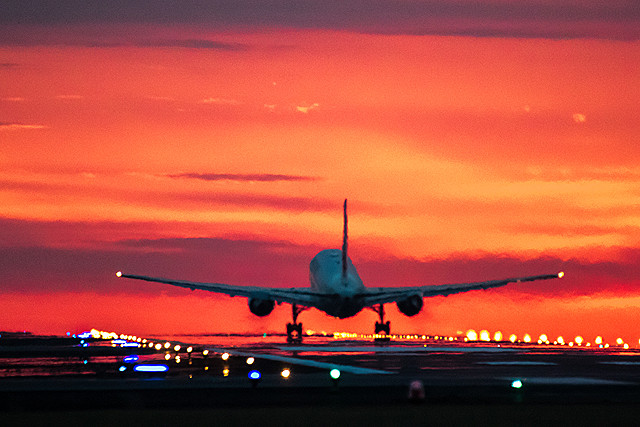 飛行機と夕陽
