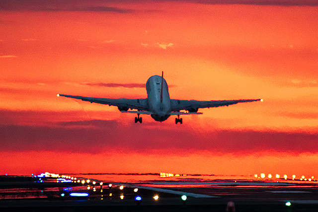 飛行機と夕陽