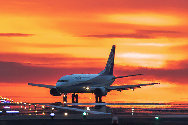 飛行機と夕陽