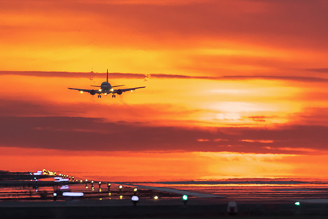 飛行機と夕陽