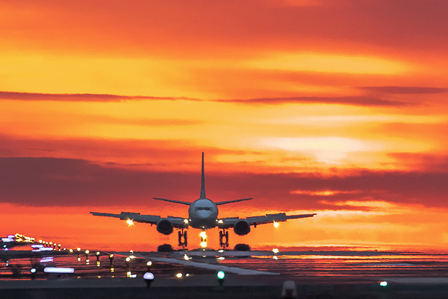 飛行機と夕陽