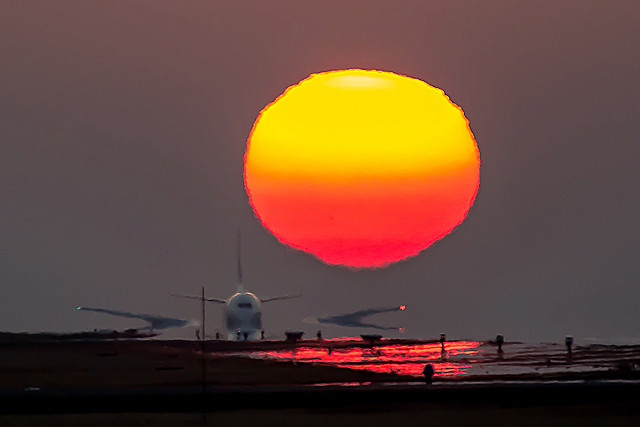 飛行機と夕陽