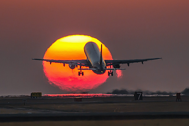 飛行機と夕陽