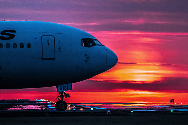 飛行機と夕陽