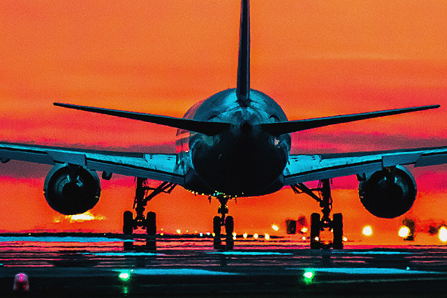 飛行機と夕陽