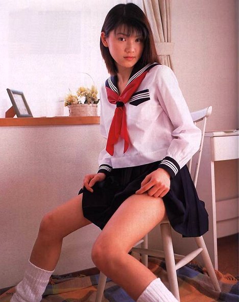 ９０年代 お菓子系の制服グラビア画像 セーラー服 白パンツ 懐かしのヌけるエロ画像ブログ