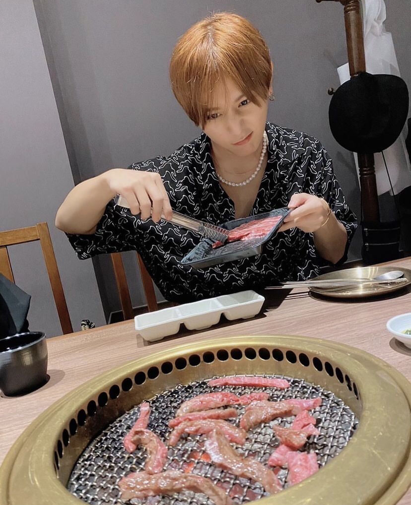 お肉いっぱい焼いて幸せそうな焼肉食べてるのに透明感半端ない美しい