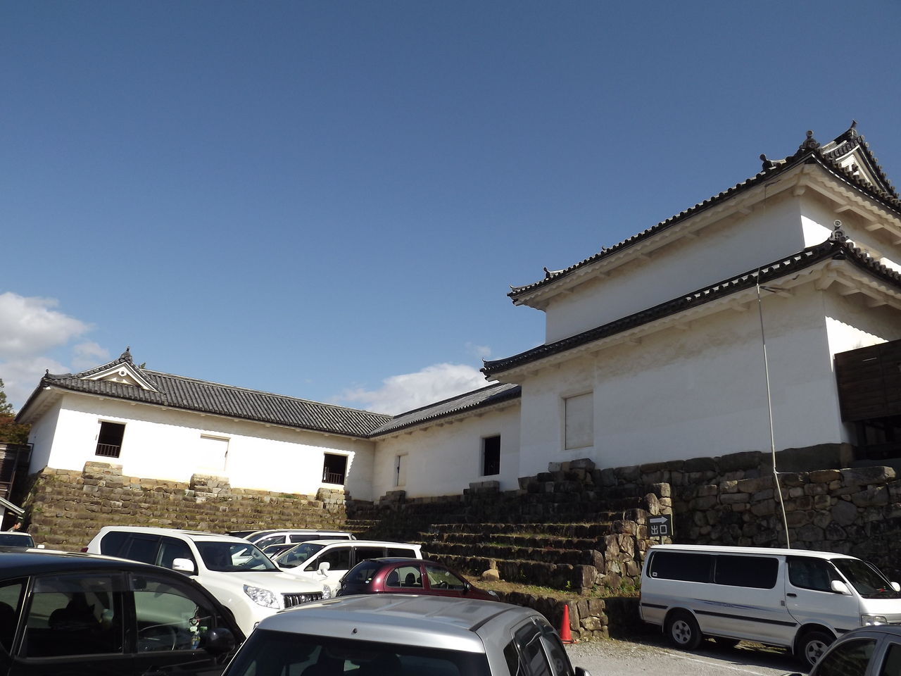 彦根城博物館ー多門櫓と馬屋 日本の桜草と美術 彦根城博物館ー多門櫓と馬屋 日本の桜草と美術