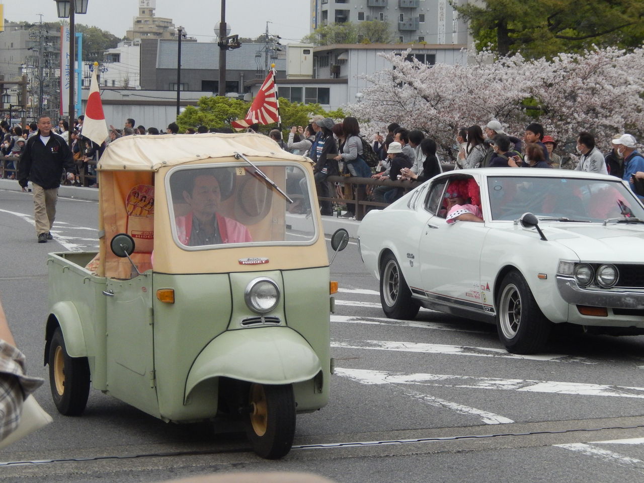 岡崎のパレードで登場したミゼット やつば池散歩道 豊田市 のブログ 岡崎のパレードで登場したミゼット やつば池散歩道 豊田市 のブログ