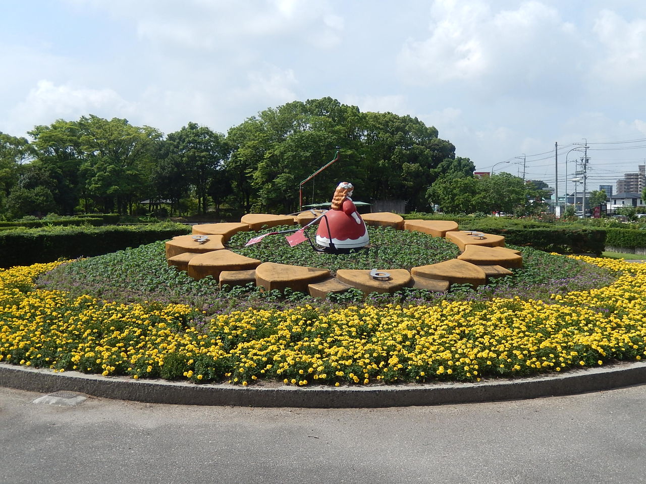 西山公園の花時計は夏の花に変身中です やつば池散歩道 豊田市 のブログ 西山公園の花時計は夏の花に変身中です やつば池散歩道 豊田市 のブログ
